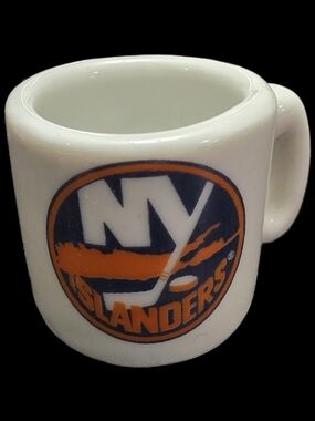 White New York Islanders mini ceramic mug featuring the classic team logo.